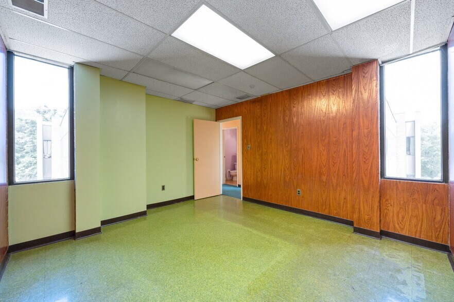 More Photos Of 7600 Osler Dr, Towson Medical For Sale