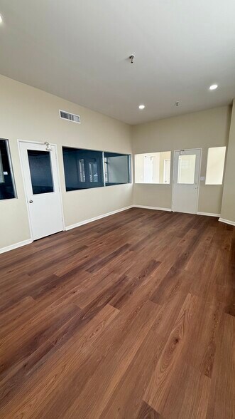 More Photos Of 911 15th St, Columbus Warehouse For Lease