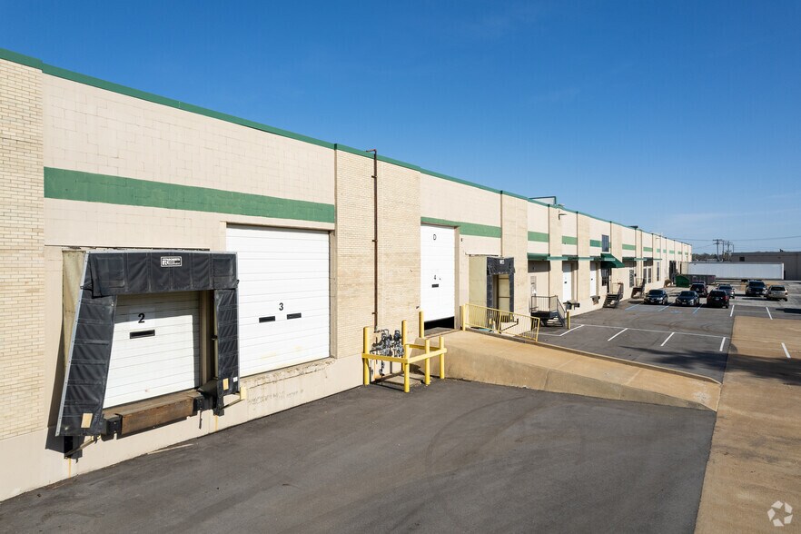 More Photos Of 1085-1107 N Warson Rd, Saint Louis Warehouse For Lease