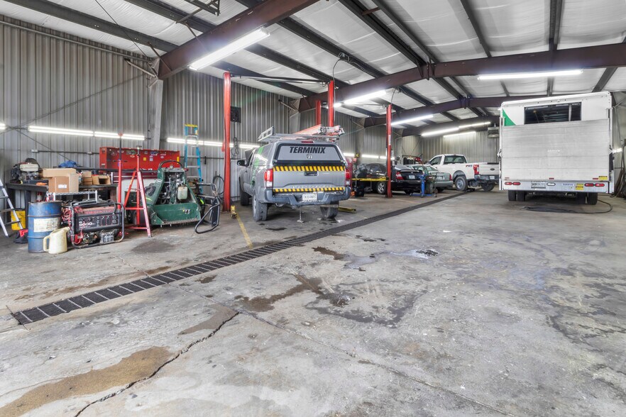 More Photos Of 4210 W Morris St, Indianapolis Warehouse For Lease