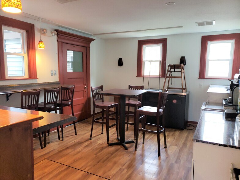 More Photos Of 127 Elm St, Hatfield Restaurant For Lease