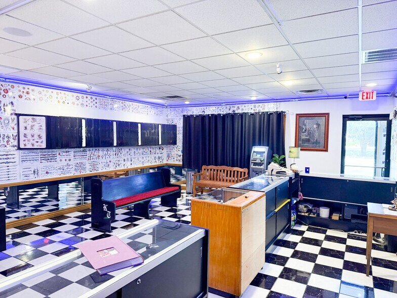 More Photos Of 3014 N College Ave, Fayetteville Freestanding For Sale