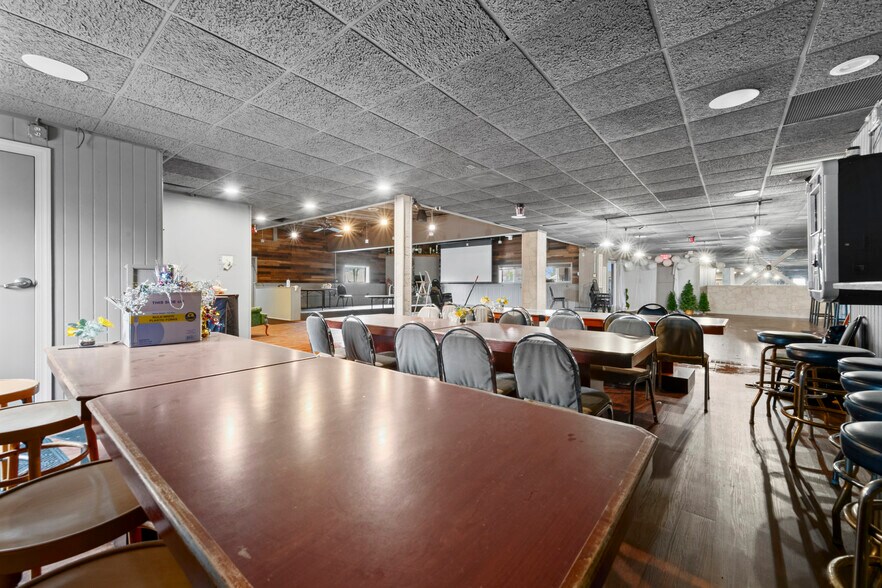 More Photos Of 1090 Rochester Rd, Troy Restaurant For Sale