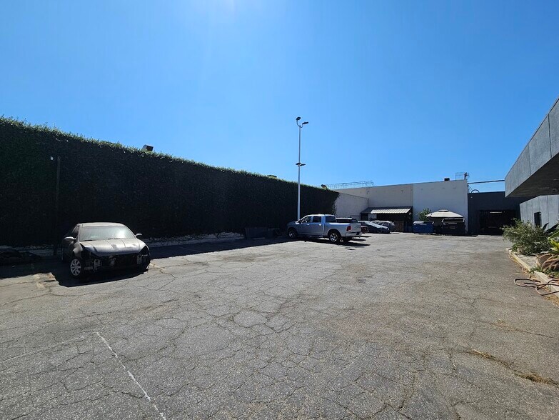 More Photos Of 1615 McGarry St, Los Angeles Warehouse For Lease