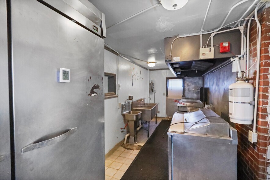 More Photos Of 1850 Easton Blvd, Des Moines Storefront Retail Residential For Sale