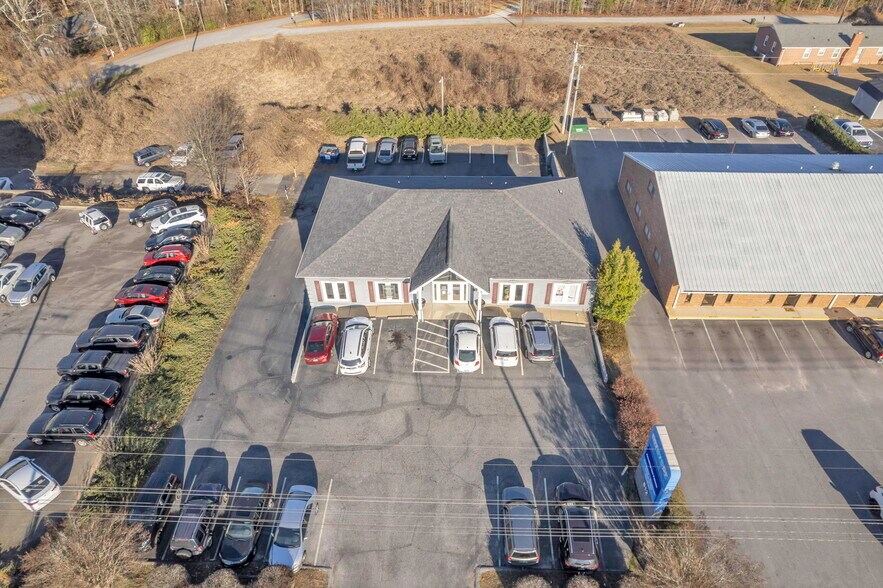 More Photos Of 812 W Wade Hampton Blvd, Greer Office Residential For Lease