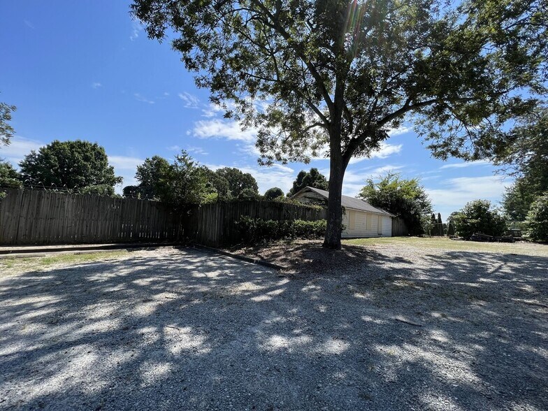 More Photos Of 3651 Clemson Dr, Atlanta Light Distribution For Sale