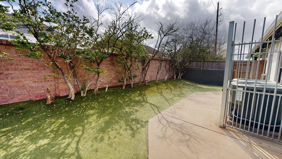 More Photos Of 3663 S Dairy Ashford Rd, Houston Veterinarian Kennel For Sale