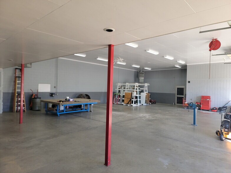 More Photos Of 1106 Goodale Ave, Camden Flex For Sale