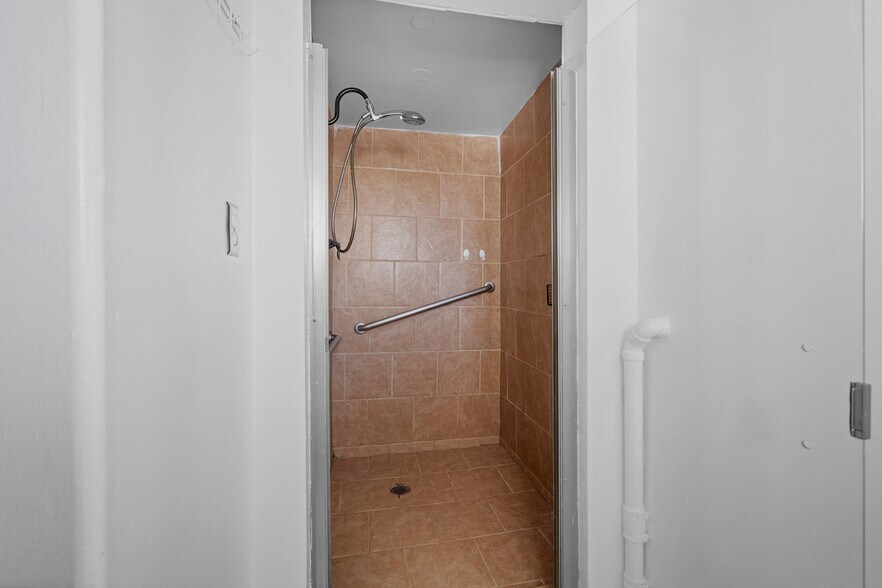 More Photos Of 7798 Foothill Blvd, Tujunga Freestanding For Sale