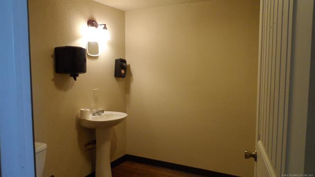 More Photos Of 1650 S Main St, Mcalester Freestanding For Sale