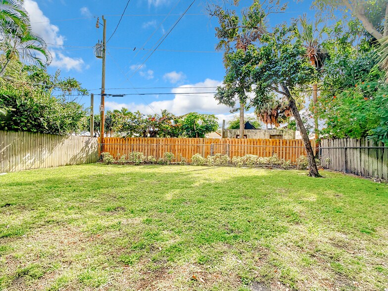 More Photos Of 518 Biscayne Dr, West Palm Beach Apartments For Sale