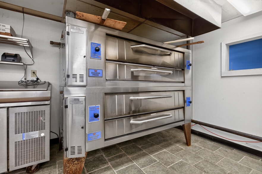 More Photos Of 1 Angell Rd, Narragansett Storefront Retail Residential For Lease