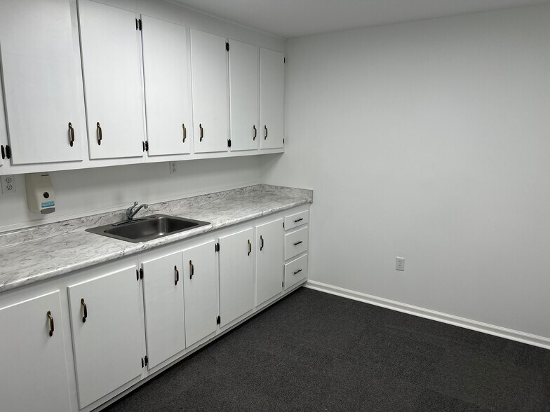 More Photos Of 148 E Peacock St, Cochran Medical For Sale