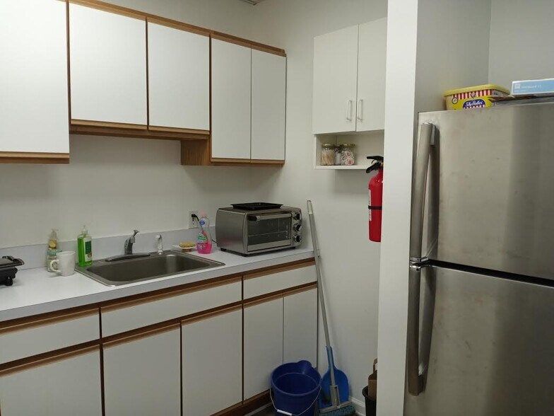 More Photos Of 117 Fort Lee Rd, Leonia Office For Lease