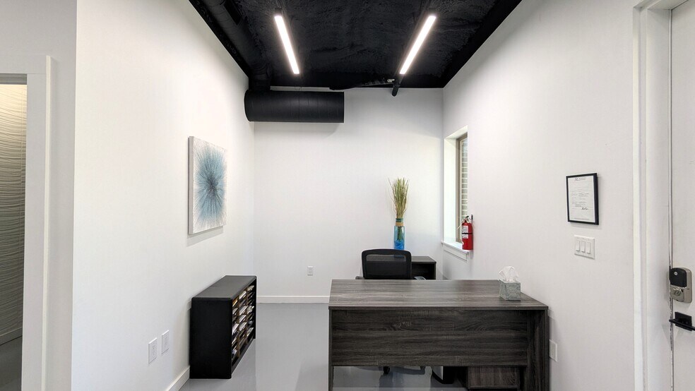 More Photos Of 208 S Cottonwood Dr, Richardson Medical For Lease