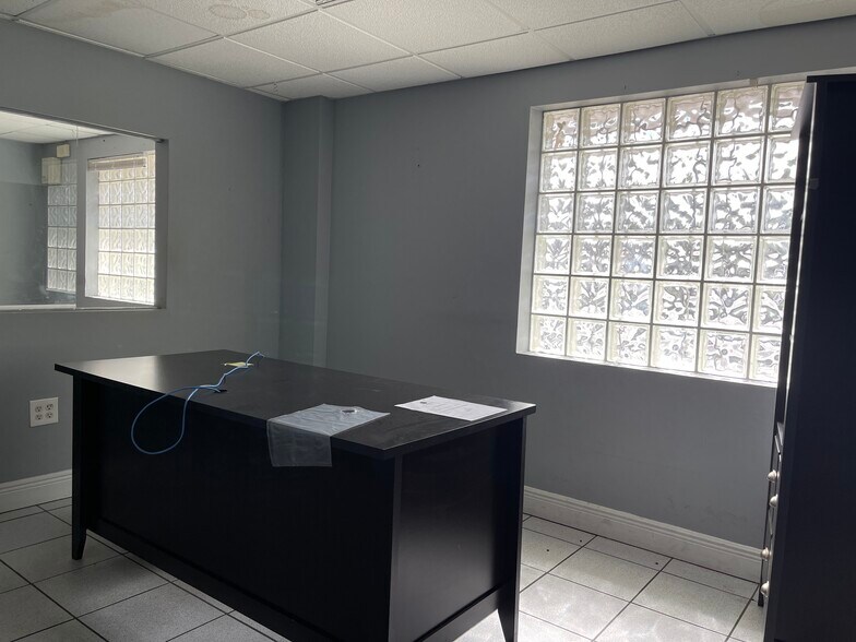 More Photos Of 5731 SW 23rd St, West Park Auto Repair For Lease