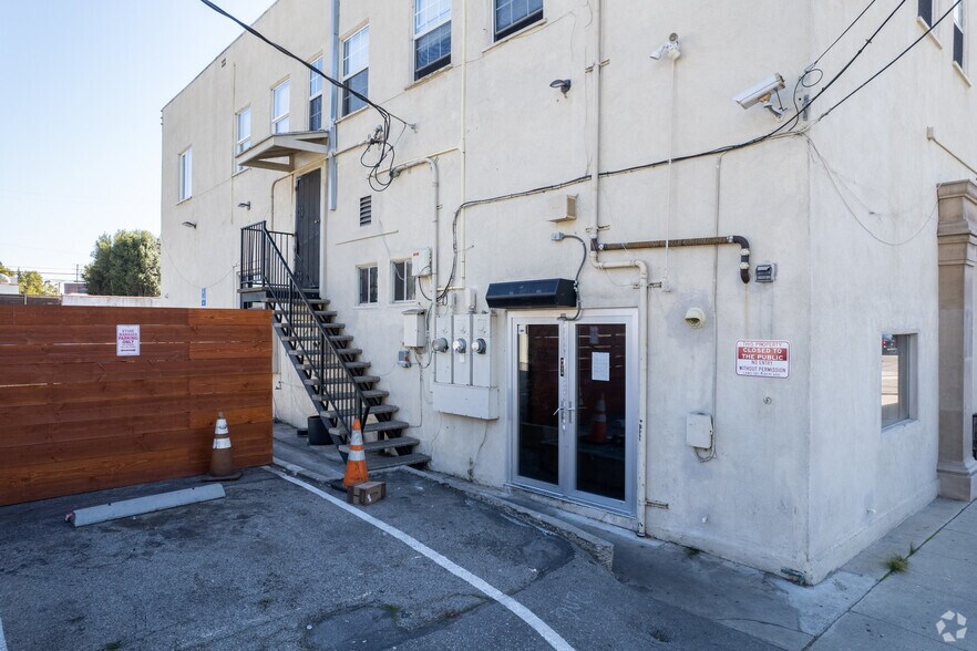 More Photos Of 1700-1702 Lincoln Blvd, Venice Storefront Retail Residential For Sale