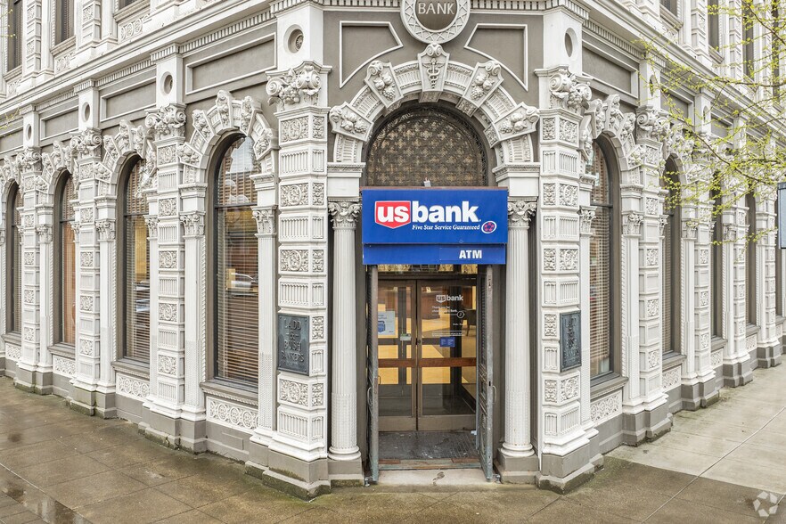 More Photos Of 302 State St, Salem Bank For Lease