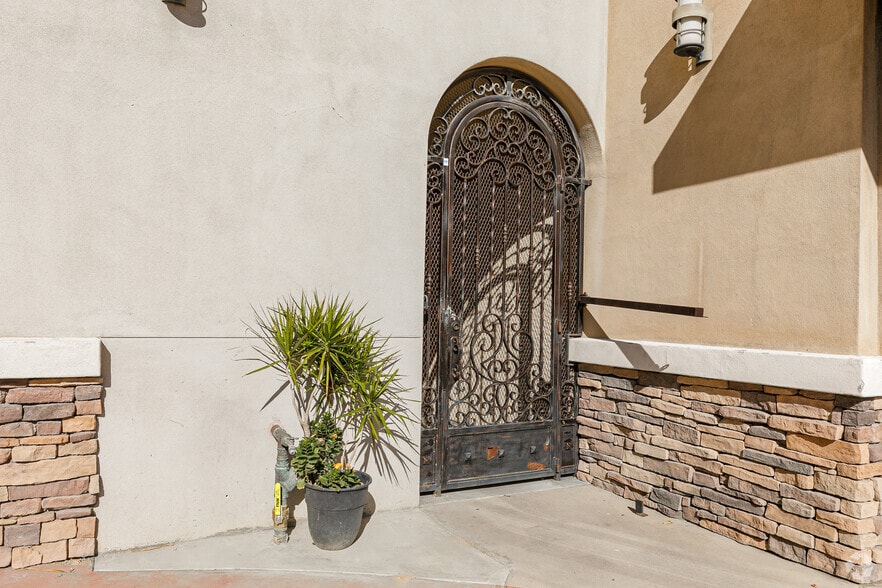 More Photos Of 2364 Roll Dr, San Diego Unknown For Lease