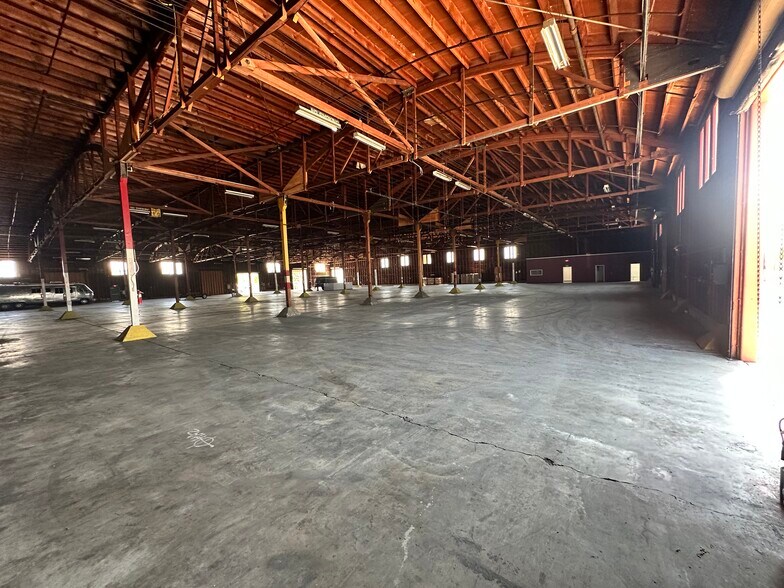 More Photos Of 5600 Rickenbacker Rd, Bell Warehouse For Lease