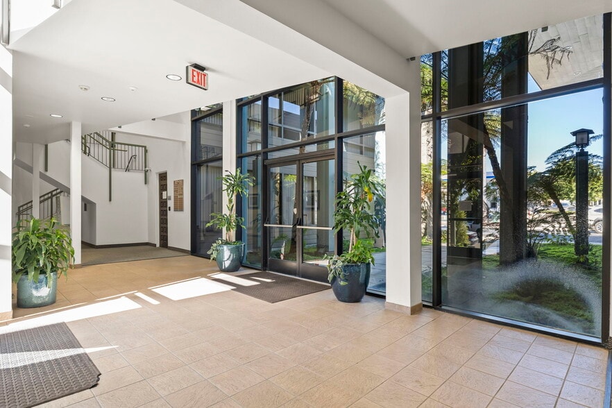 More Photos Of 2580-2590 E Main St, Ventura Loft Creative Space For Lease