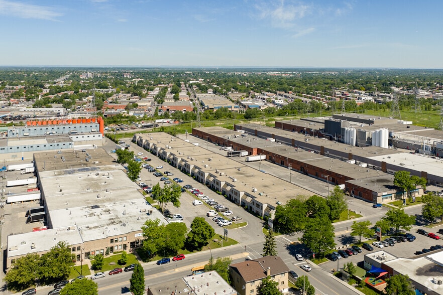 More Photos Of 4555 Boul Des Grandes-Prairies, Saint-leonard Warehouse For Lease