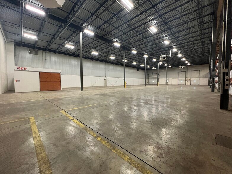 More Photos Of 1200 Boul Industriel, Farnham Industrial For Lease