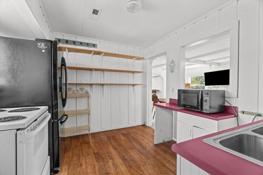 More Photos Of 806 N 3rd Ave, Chatsworth Office Residential For Sale