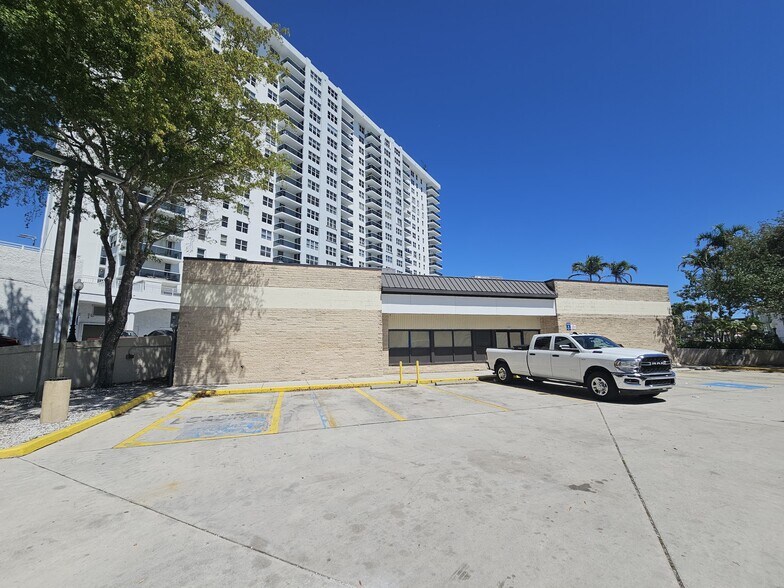 More Photos Of 3301 NE 30th St, Fort Lauderdale Convenience Store For Lease