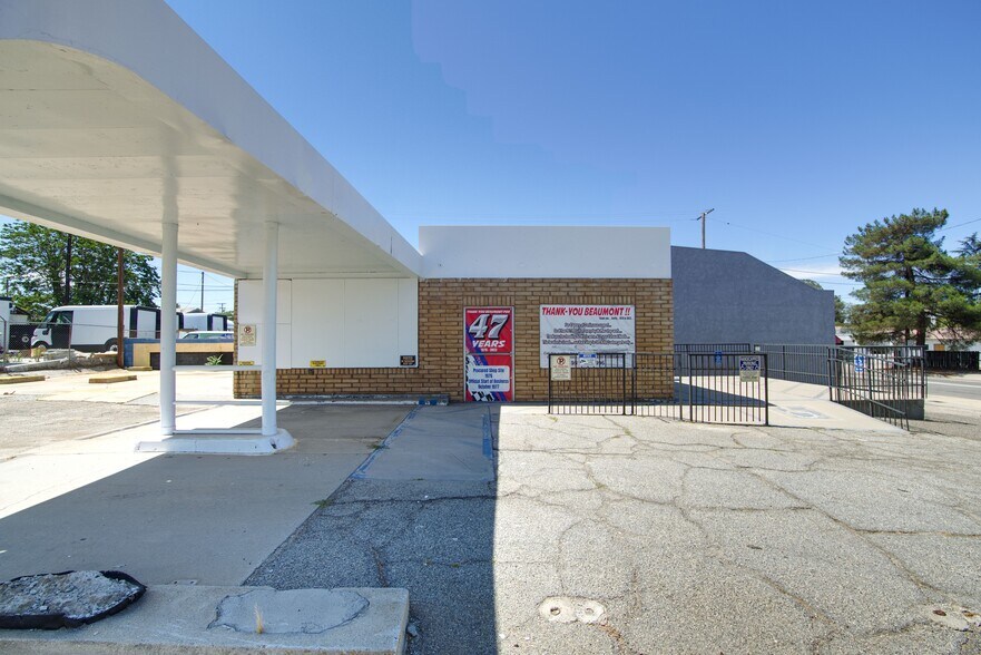More Photos Of 125 E 6th St, Beaumont Auto Repair For Sale
