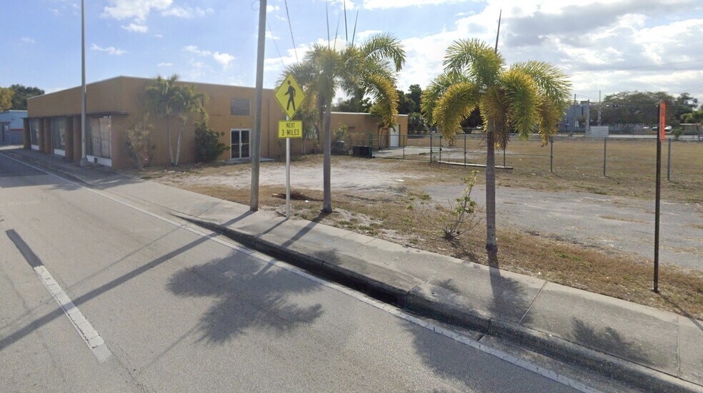 More Photos Of 3230 Palm Beach Blvd, Fort Myers Showroom For Lease