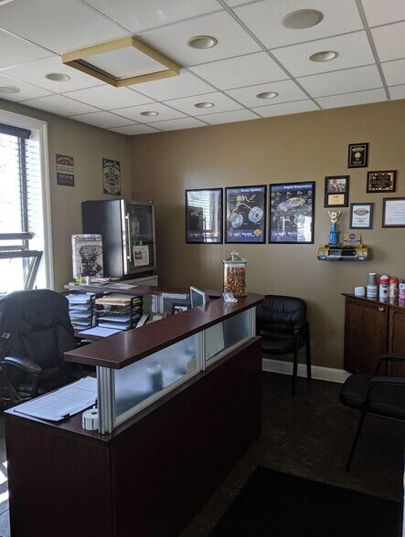 More Photos Of 3880 Industrial Ave, Rolling Meadows Auto Repair For Sale
