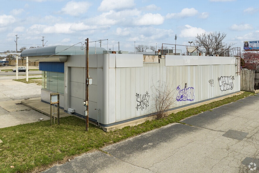 More Photos Of 5760 Lewis Ave, Toledo Convenience Store For Lease