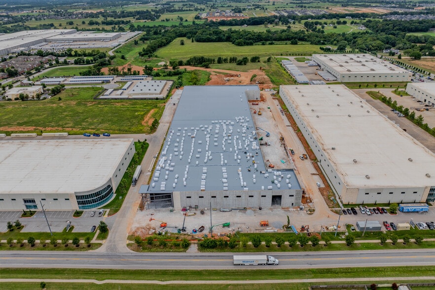 More Photos Of 5100 SW Regional Airport Blvd, Bentonville Warehouse For Lease