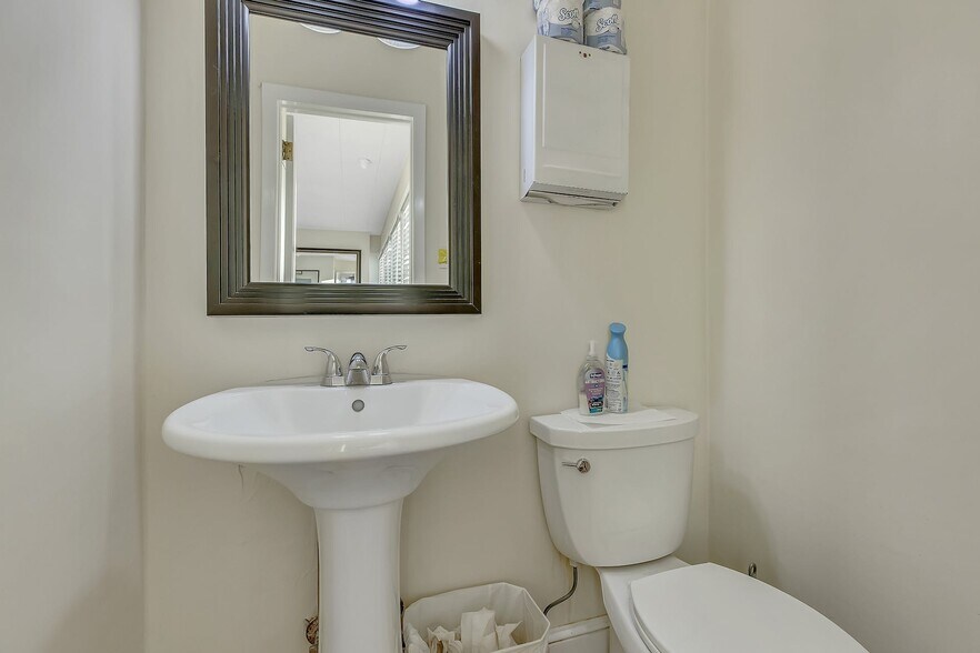 More Photos Of 245 Bay Shore Rd, Bay Shore Medical For Lease
