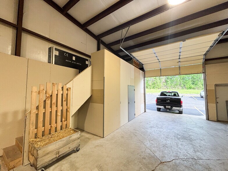More Photos Of 1008 W Farmer St, Ozark Warehouse For Lease