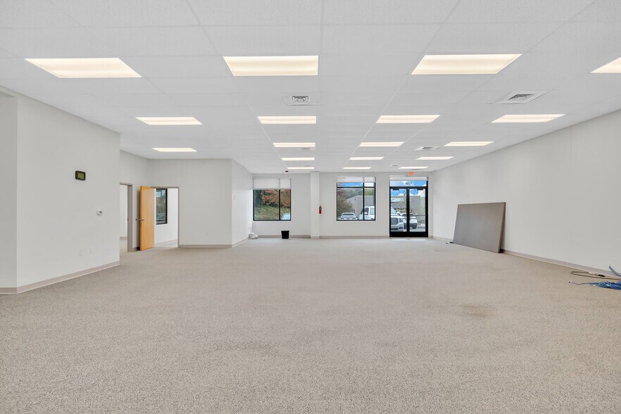 More Photos Of 1909 Pinnacle Pointe Way, Knoxville Office For Lease