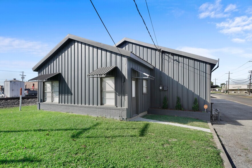 More Photos Of 98 Avenue A, Conroe General Retail For Lease