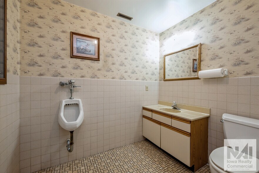 More Photos Of 1105 Hawkeye Dr, Hiawatha Industrial For Lease