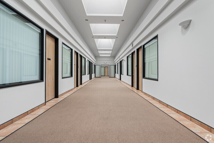 More Photos Of 45 W Easy St, Simi Valley Warehouse For Lease