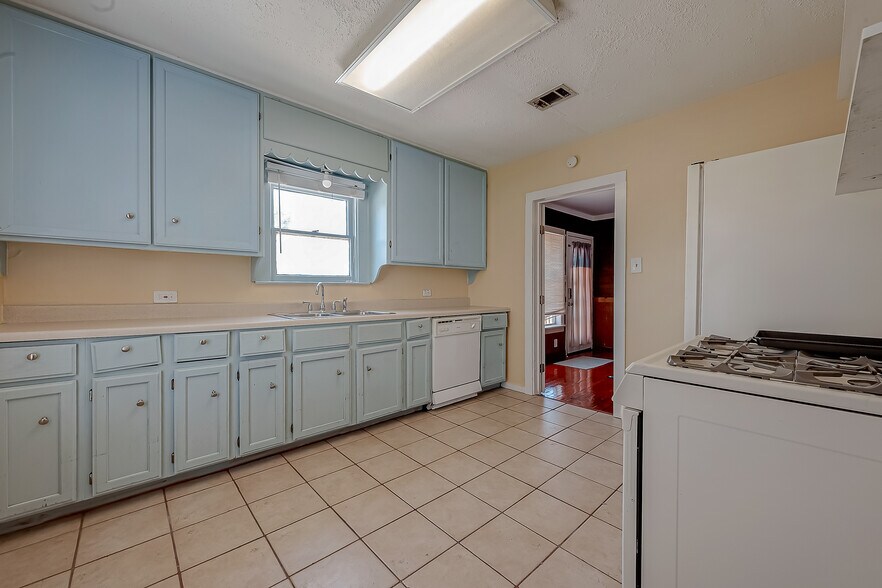 More Photos Of 1502 Main St, Seabrook Office Residential For Lease