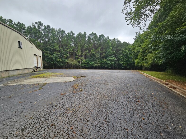 More Photos Of 135 Cecil Ct, Fayetteville Warehouse For Lease