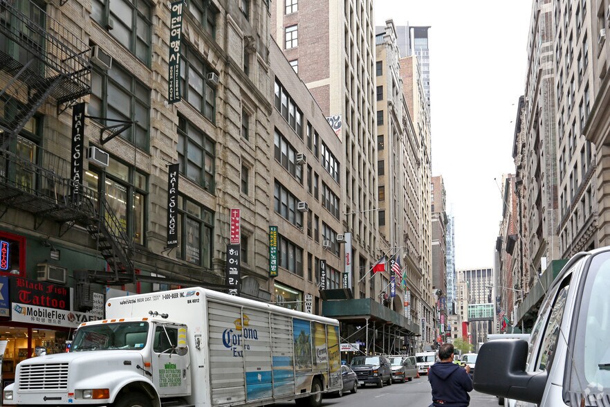 More Photos Of 2-4 W 32nd St, New York General Retail For Lease