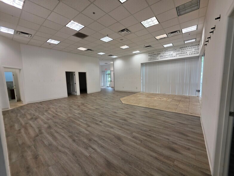 More Photos Of 7901 Kingspointe Pky, Orlando Showroom For Lease