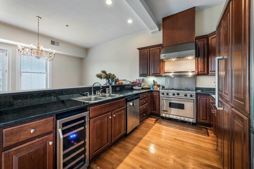 More Photos Of 2411 E Franklin St, Richmond Apartments For Lease