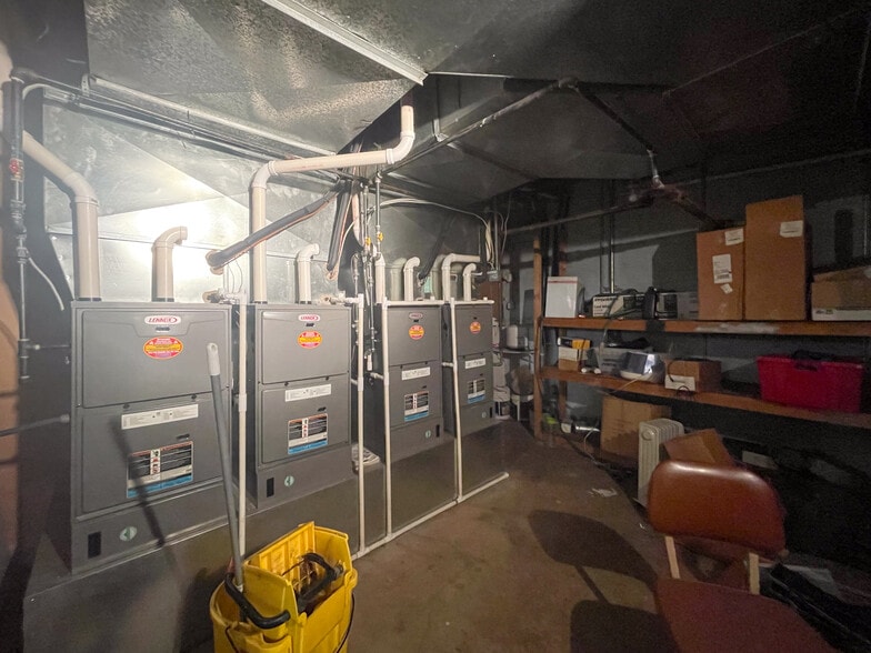 More Photos Of 2303 SE 14th St, Des Moines Warehouse For Lease