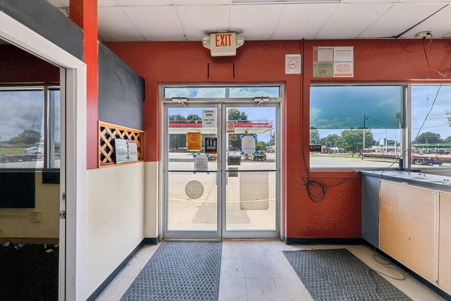 More Photos Of 402 W Johnson St, Pocahontas Flex For Sale