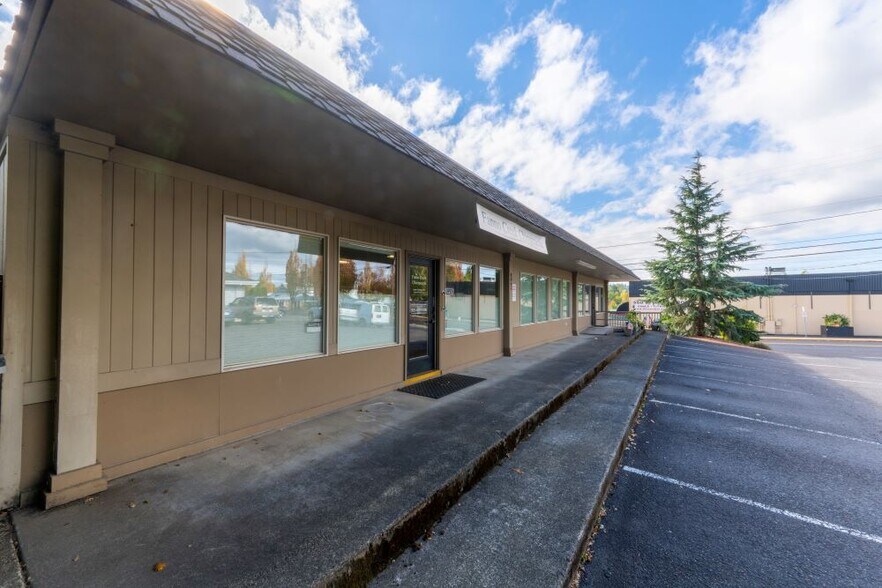 More Photos Of 8859-8863 SW Commercial St, Tigard Office For Sale