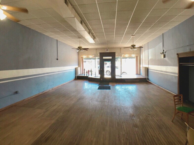 More Photos Of 1249 N Green St, McHenry Storefront For Lease